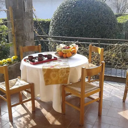 לינה וארוחת בוקר Lori קומו